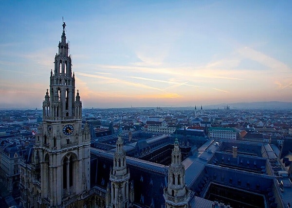 Beč i gradska skupština u sumrak. Grad će uskoro u centru imati zelenu oazu.