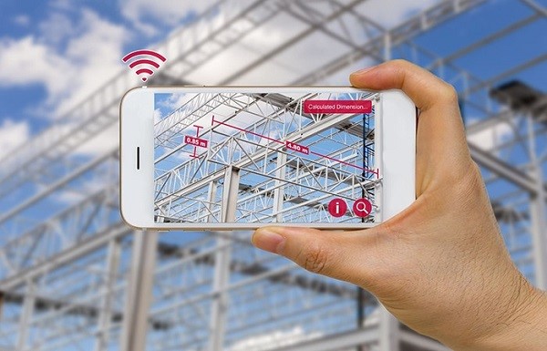 Korišćenje proširene stvarnosti za merenje dimenzija i struktura čelika na gradilištu.