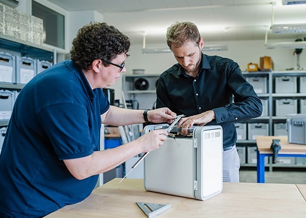 Martin Vojt (levo) je bio upoznat sa kutijama od stiropora za jednokratnu upotrebu koje se koriste za farmaceutske proizvode. Želeo je da promeni stvari, pa je radio na rešenju koje je postalo NelumBox. Ljubaznošću Tec4Med.