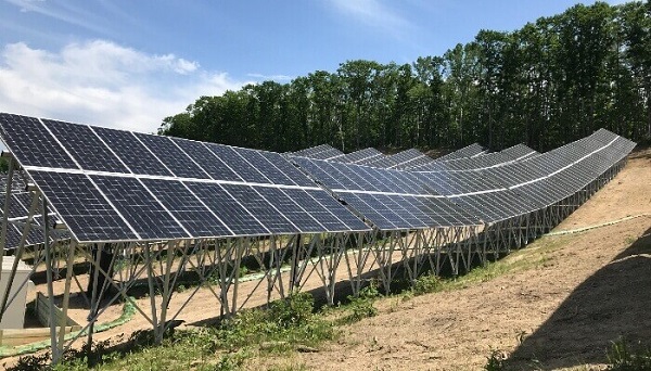 Solarni projekti kao što je ova farma u Sumikavi, u Hokaidu, u Japanu, treba da uzmu u obzir i uticaj snežnih padavina. Ljubaznošću kompanije afterFIT.