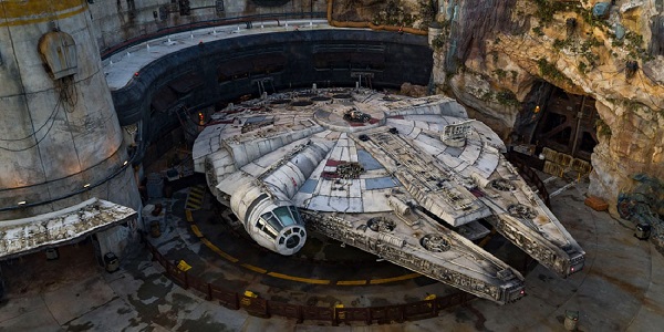 Veliki projekti kao što je Millennium Falcon u tematskom parku Star Wars Galaxy's Edge, koji je u sastavu Diznilenda, integrišu vrhunske delatnosti koje uključuju dizajn, proizvodnju i montažu putem deljenja BIM podataka i ostalih digitalnih tehnologija. Ljubaznošću kompanije Walt Disney.