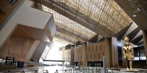  U lobiju Velikog egipatskog muzeja je prikazana 83 tone teška i 3.200 godina stara statua Ramzesa II, koja je deo stalne kolekcije. Ljubaznošću Besix-Orascom.