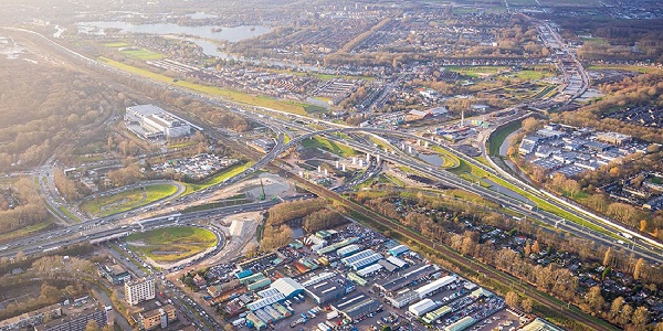  U Roterdamu u Holandiji, novi održivi auto-put je integrisan u lokalno okruženje. Ljubaznošću Luchtfotografie.